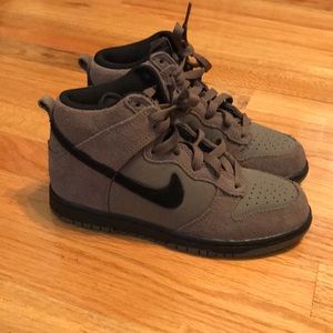 Boys Nike sneakers so 1.5